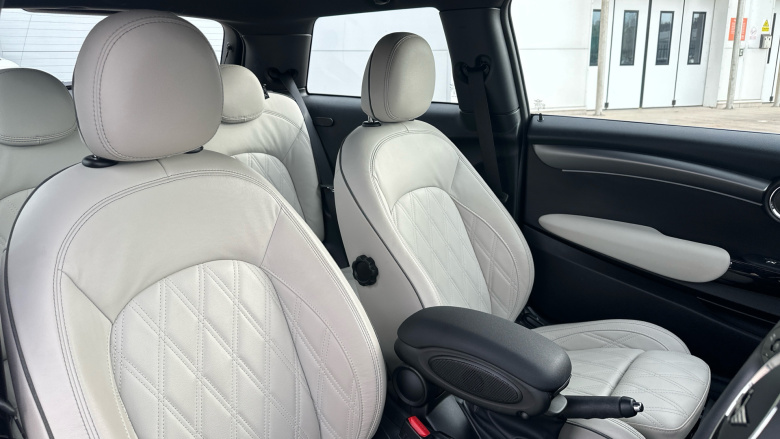 MINI Hatchback 1.5 Cooper Exclusive Premium 3dr Auto Petrol Hatchback